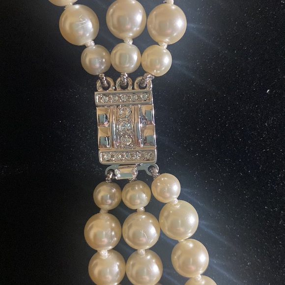 JBK (Jacqueline Kennedy) three strand faux pearl necklace - Picture 2 of 4